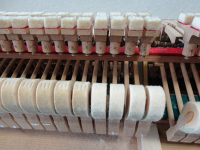 工房　内観　修理　展示ピアノ