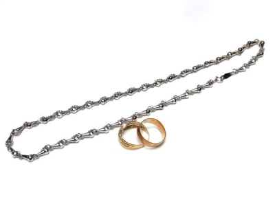 金の指輪とプラチナのネックレス