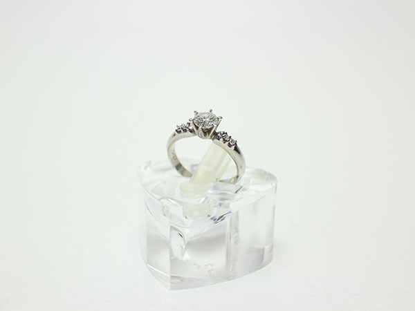 Pt900　ダイヤ0.548ct ダイヤ0.07ct　鑑別書付き　指輪　4.3g　110,000円