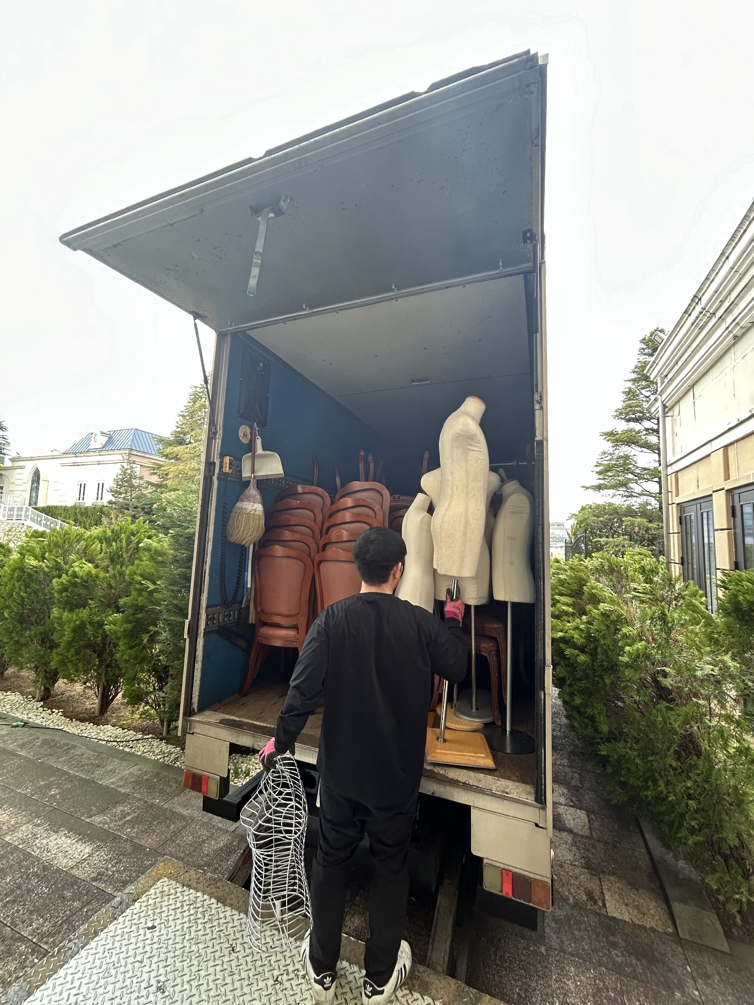 結婚式場閉鎖による不要物の回収作業