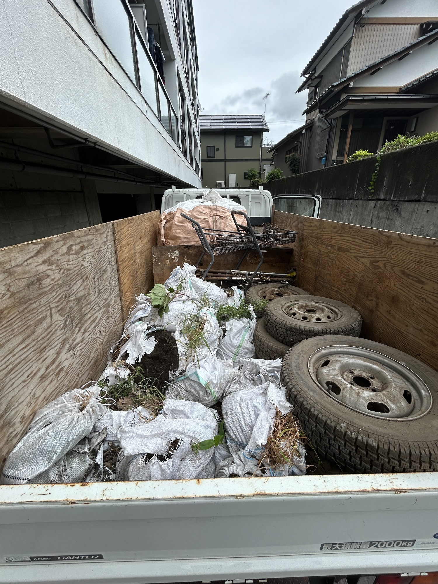 賃貸物件敷地の廃棄物回収作業