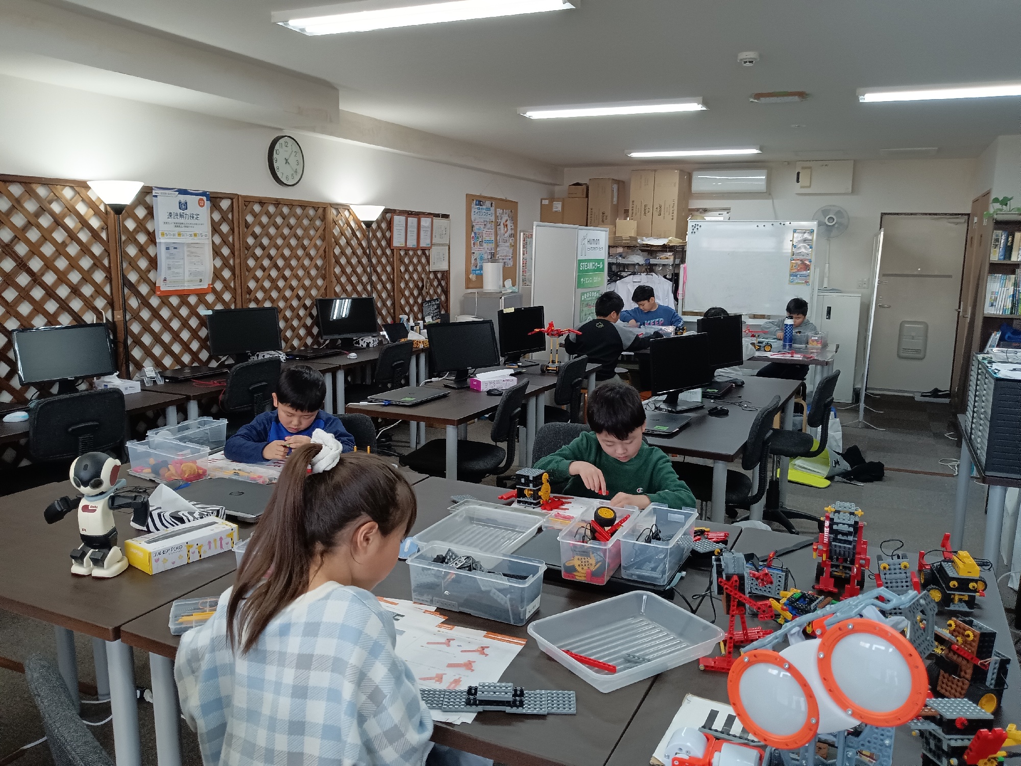 ロボット教室。集中するとものすごく静かなんです!