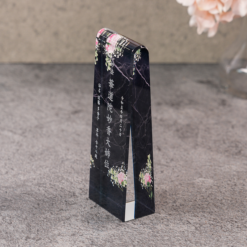 黒大理石調ガラスに花模様をあしらった戒名エッチング