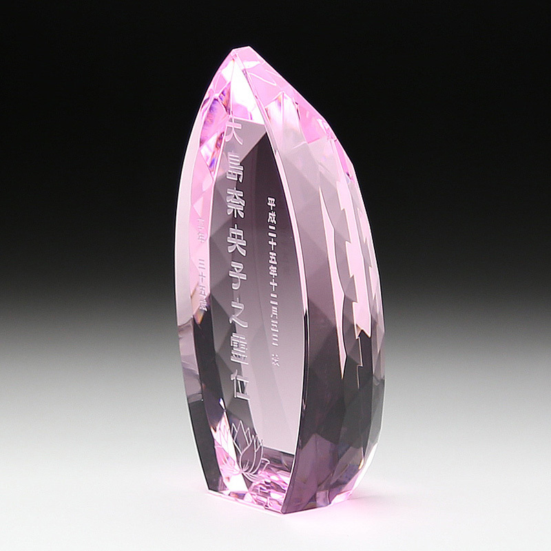 ピンククリスタルに蓮華モチーフを添えた女性向けデザイン