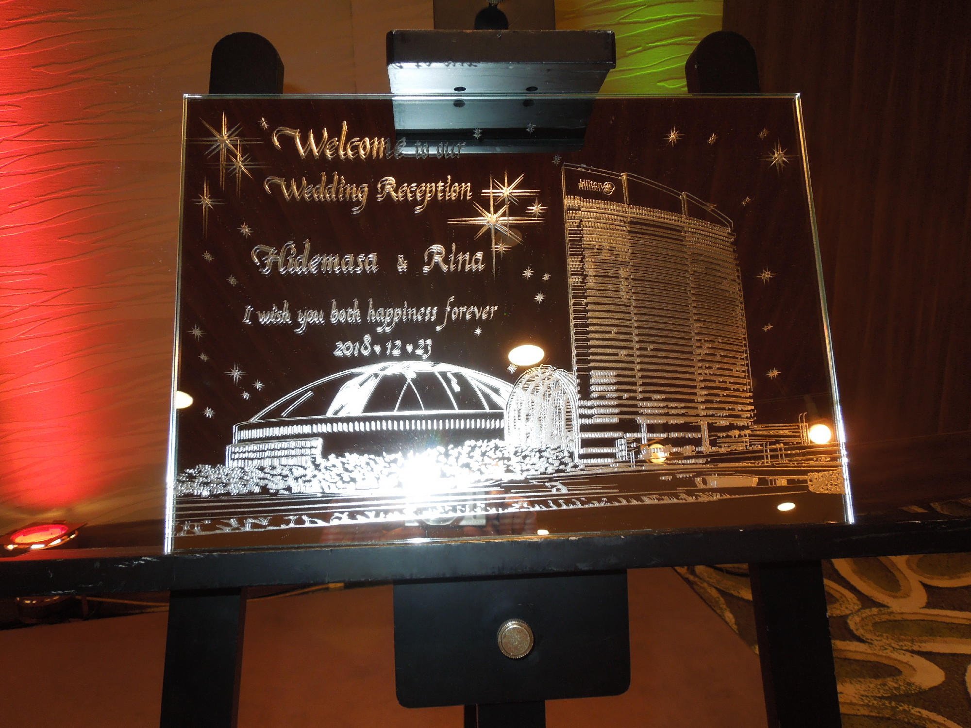 結婚式のホテル外観を彫ったデザイン