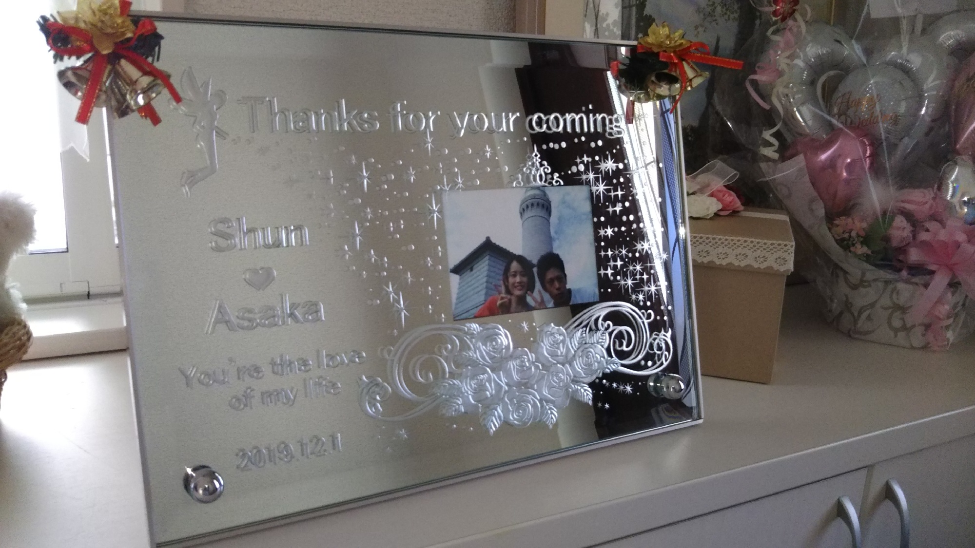 鏡に彫って裏から写真入れるタイプ