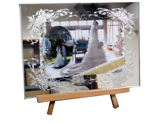 鏡に彫って裏から写真入れるタイプ