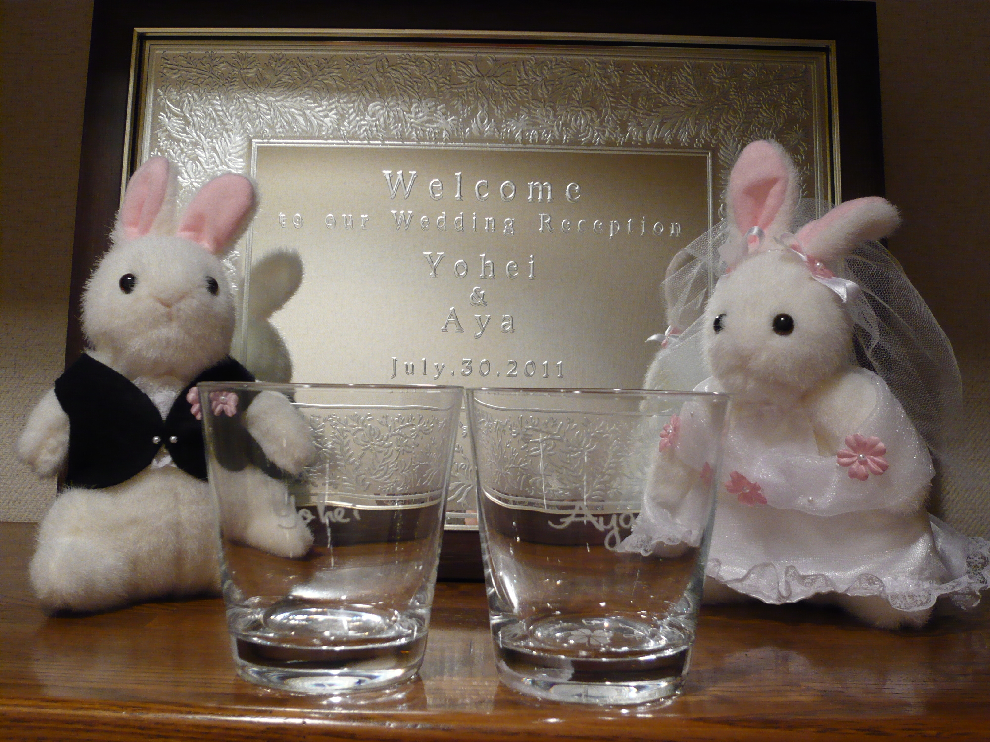 引き出物の名前入りグラスとウェルカムボード