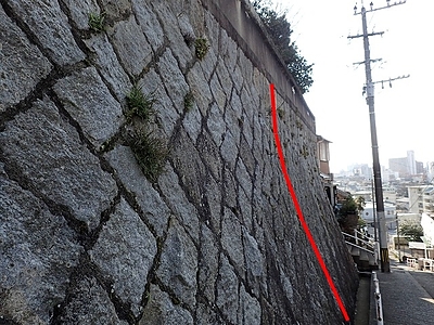 寺勾配で積まれた自然石の石積み擁壁