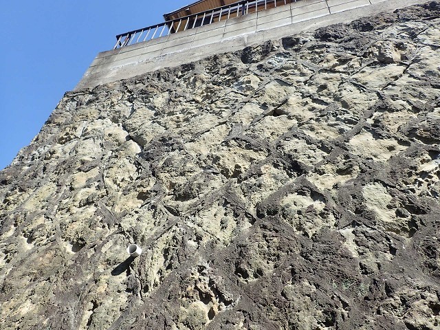 風化の速度が早い砂岩の石積み