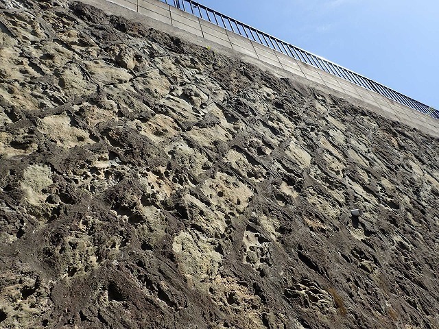 風化の速度が早い砂岩の石積み