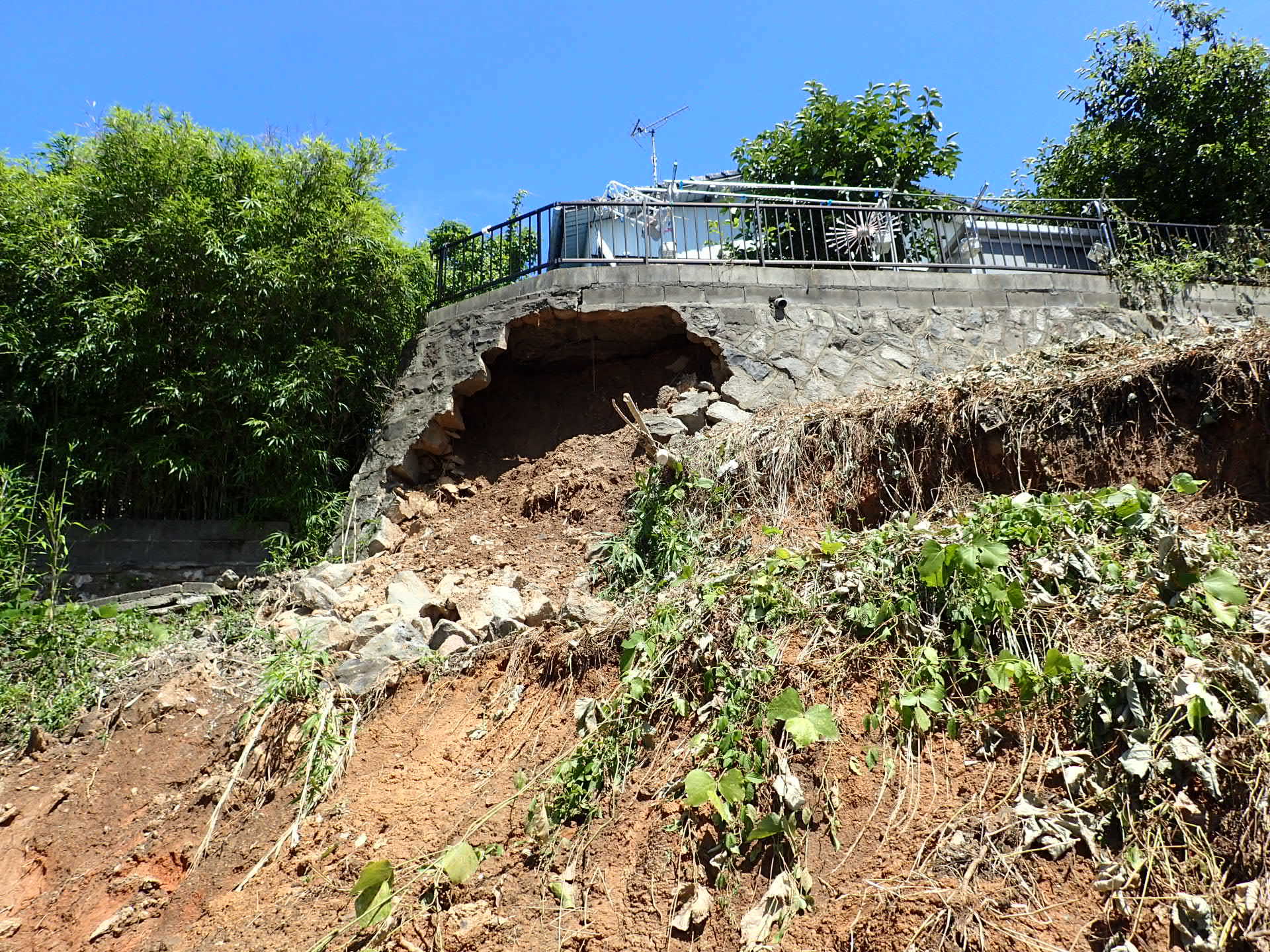 砂岩の石積崩壊事例