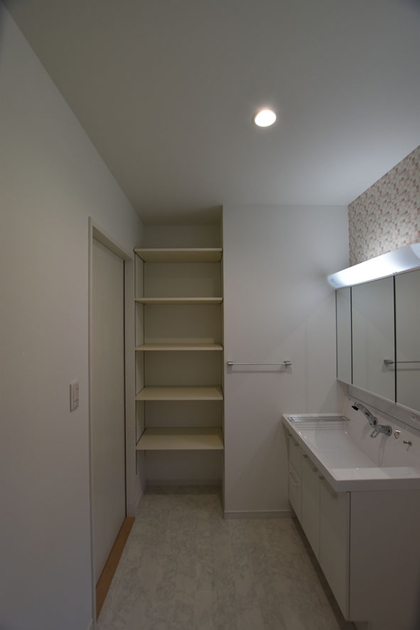 ◆洗面室。少し広めのスペースを確保し可動棚設置。