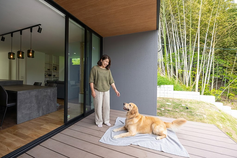 いると快適に暮らせるウッドデッキのある平屋