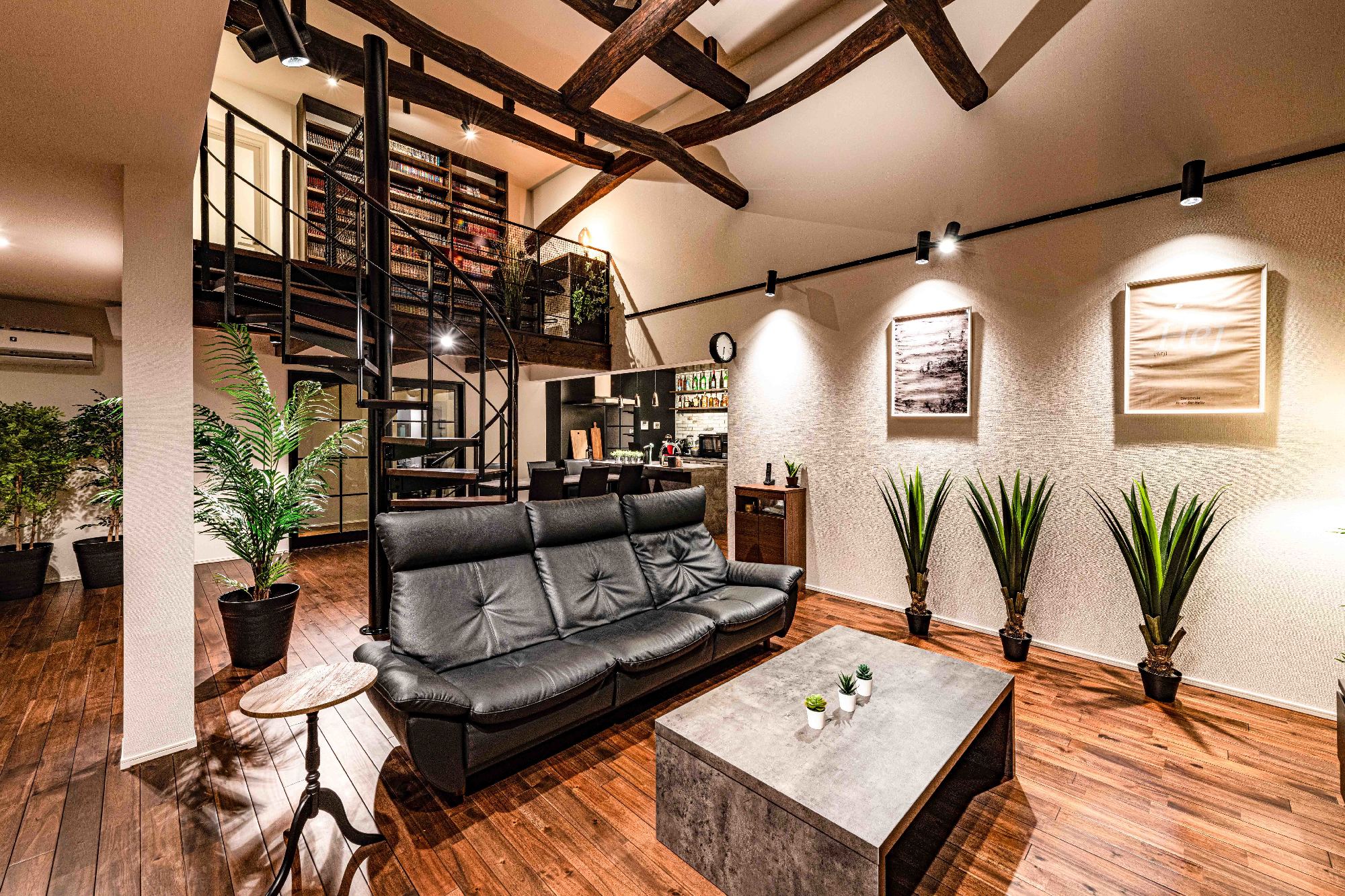 もともと客間優先の間取りで中央に畳の広間があり、