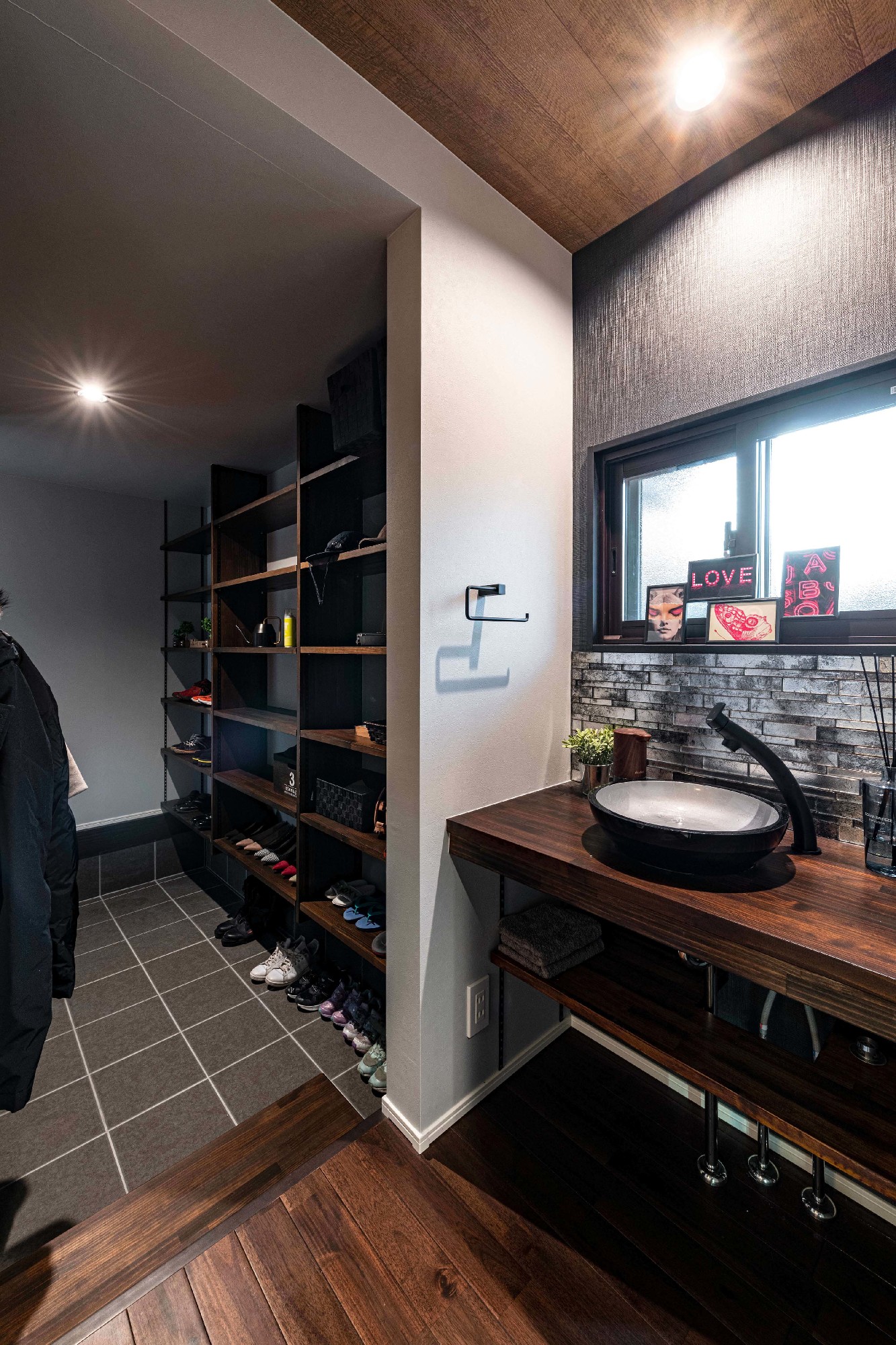 玄関横に家族専用のシューズクロークやコート掛けス