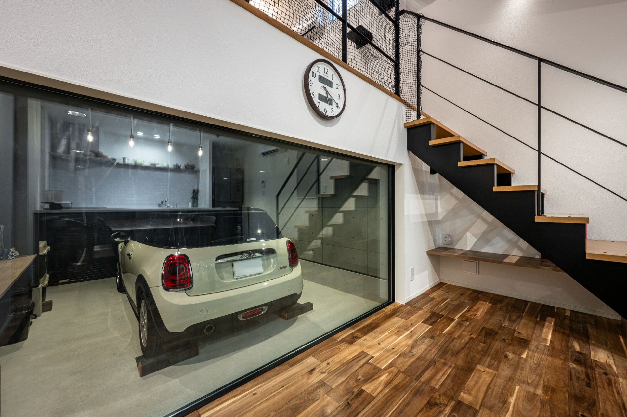 愛車を眺める窓