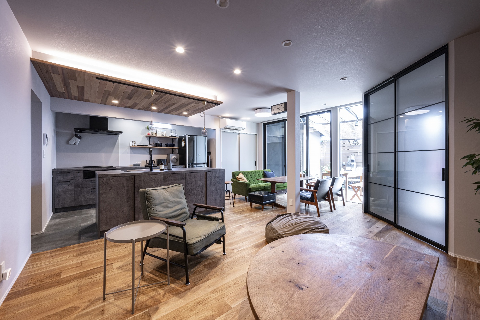 屋根付きの土間デッキと繋がるLDK