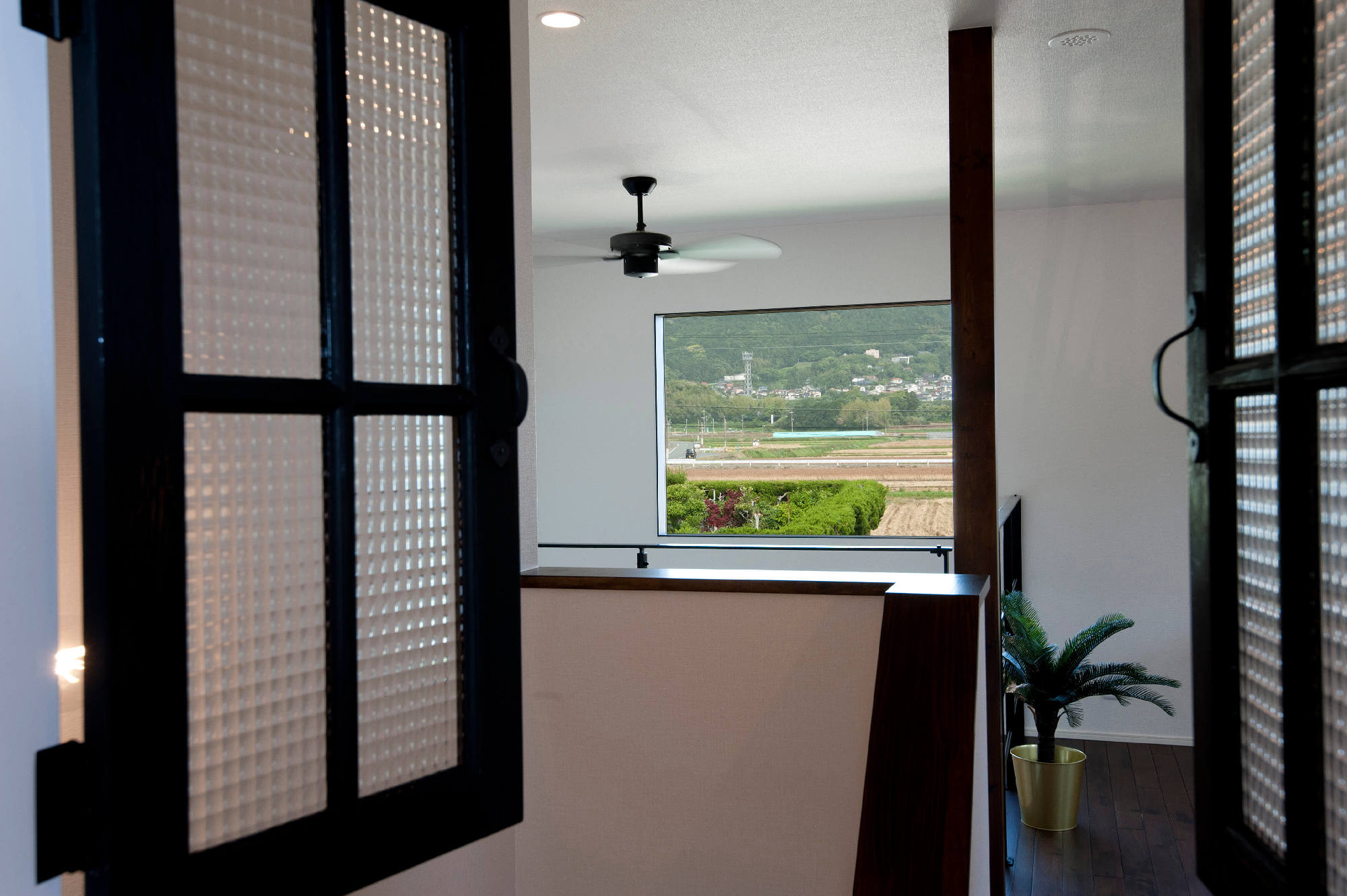 吹き抜けと繋がる窓