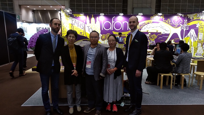 アジア最大級の東京展示会iOFTにて、フランスのブランド『LAFONT』のオーナー兼デザイナーであるトーマ・ラフォン氏、マチュー・ラフォン氏、母と姉と撮影