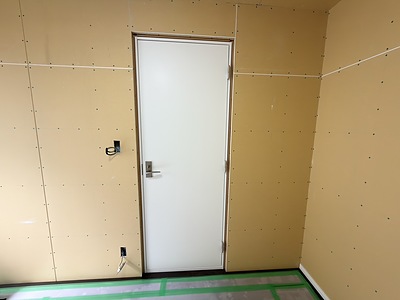 福岡市でサックス防音室を施工中｜既存のお部屋を安心して演奏できる空間へ