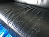 愛着のある黒の本革ソファの表面にたくさん傷があり困っています。永く使えるように修理は出来ますか？