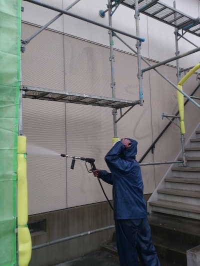 サイディング外壁の高圧洗浄作業