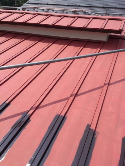 トタン屋根の錆び止め塗装（赤さび色）と上塗り（コーヒーブラウン色）
