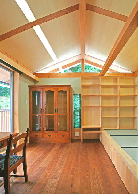 書斎としての個室、畳ベッドや書棚が造付けです