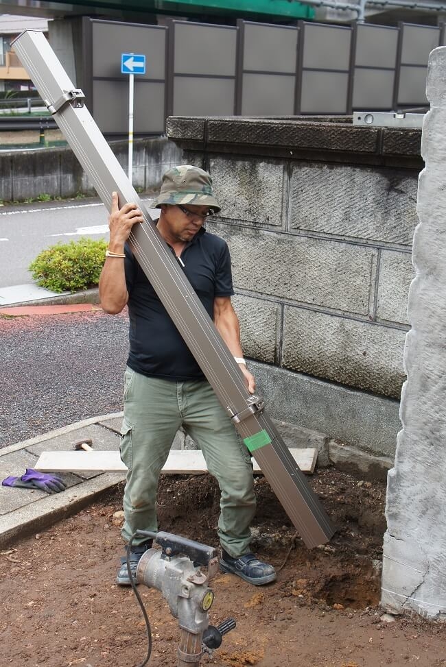 門扉　支柱の建込