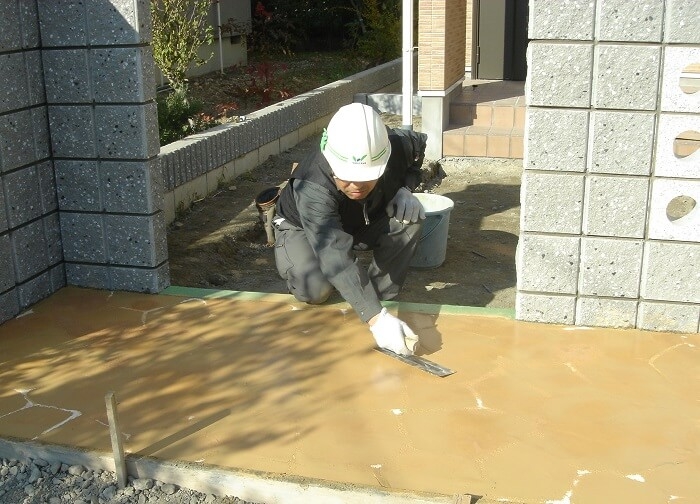 カラーパウダーのコテ押さえ