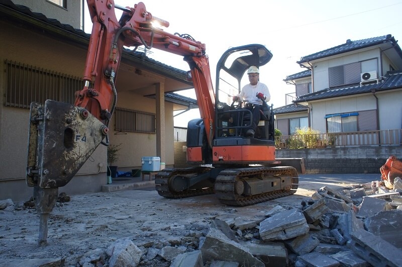 土間コンの取り壊し　