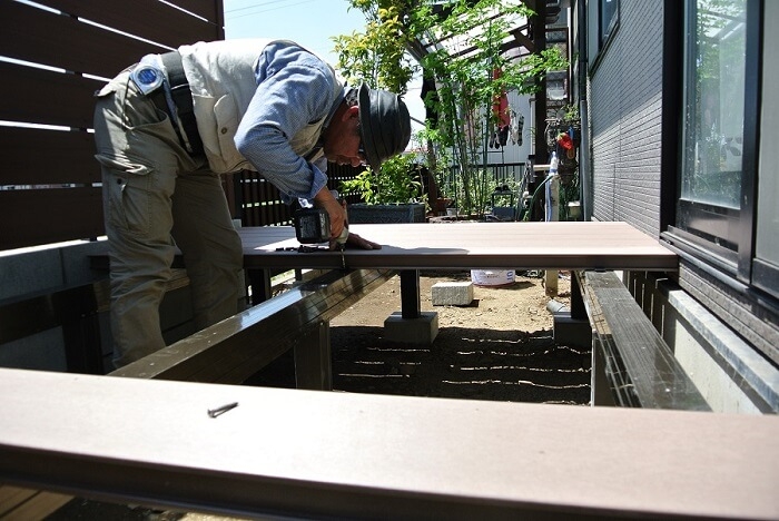 ウッドデッキ　樹ら楽ステージ　床板の施工