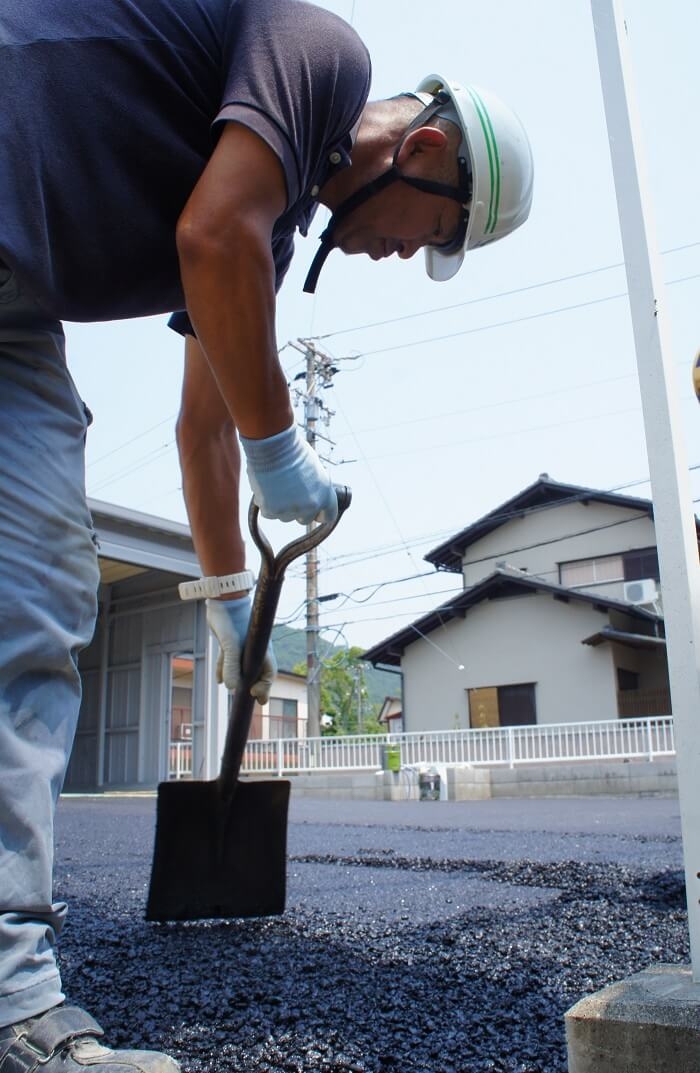 透水性アスファルト舗装　施工のようす