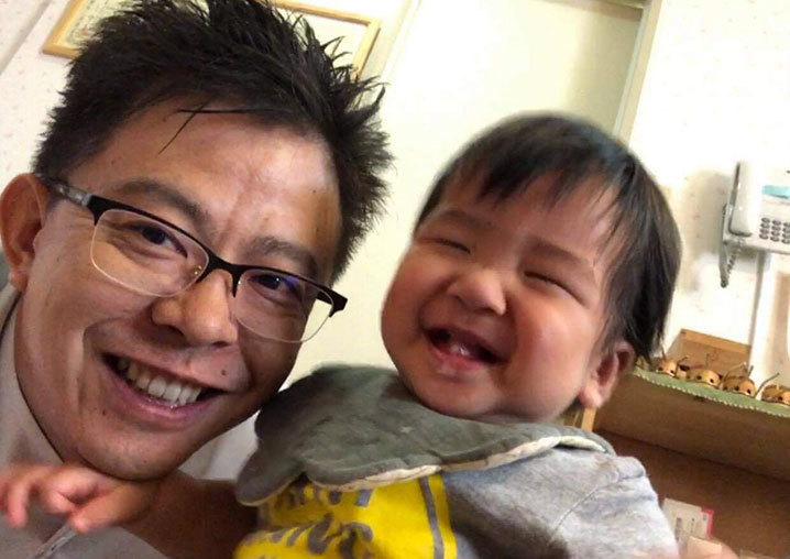 笑顔の野崎利晃さんと子供