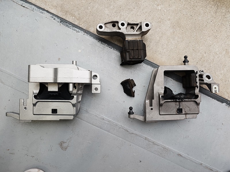 エンジンマウントの破損により異音が発生。左新品・右破損