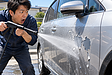 洗車中に車の塗装が吹き飛んだ！？高圧洗浄による「塗装剥がれ」の恐怖と、プロが教える完全修復術