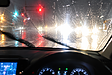夜間の大雨、対向車のライトで視界がゼロに！交差点での右直事故を防ぐ対策と、万が一の際のプロのサポート