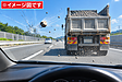 高速道路で前を走るトラックからの「飛び石」！ フロントガラスだけでなくボンネットがボコボコになる理由