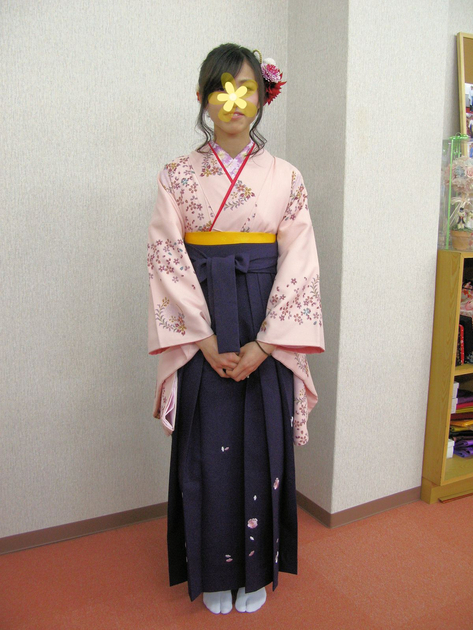 岐阜市卒業式袴レンタル,ピンクに紫色の刺しゅう袴
