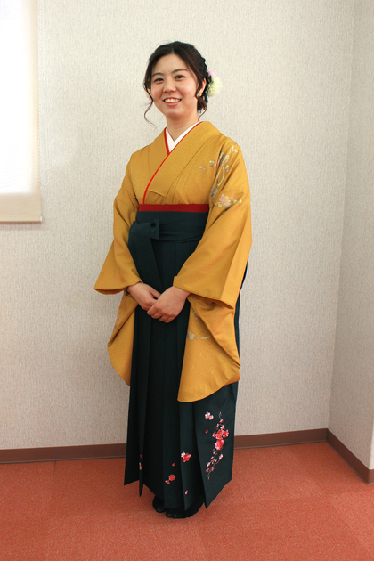 岐阜市卒業式袴レンタル,カラシ色に緑色の袴コーデ