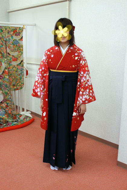 岐阜市卒業式袴レンタル,赤色に紺色の袴コーデ