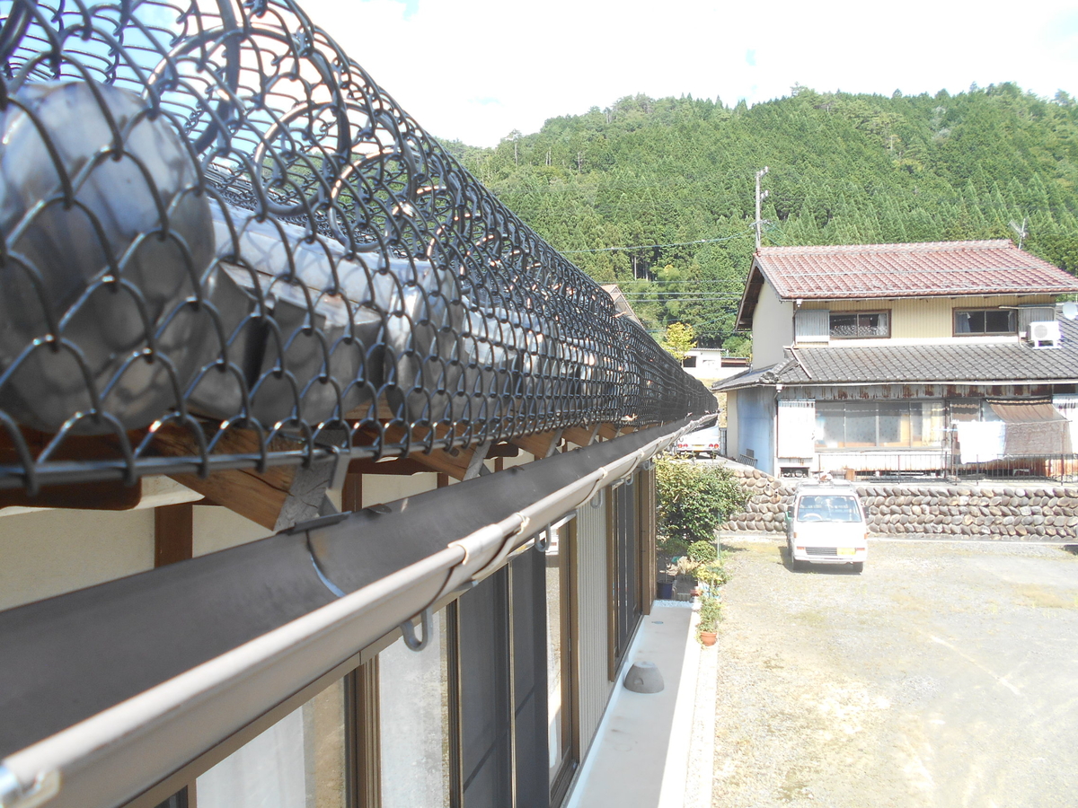 ゆきもちくん　雨樋の上に取り付けます