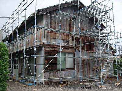 外壁板金　角波ガルバリウム鋼板　足場