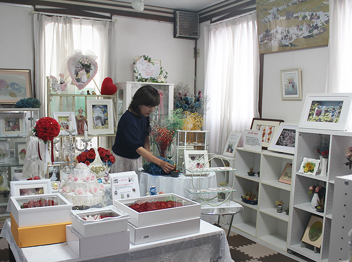 山田京子さんお店での仕事風景