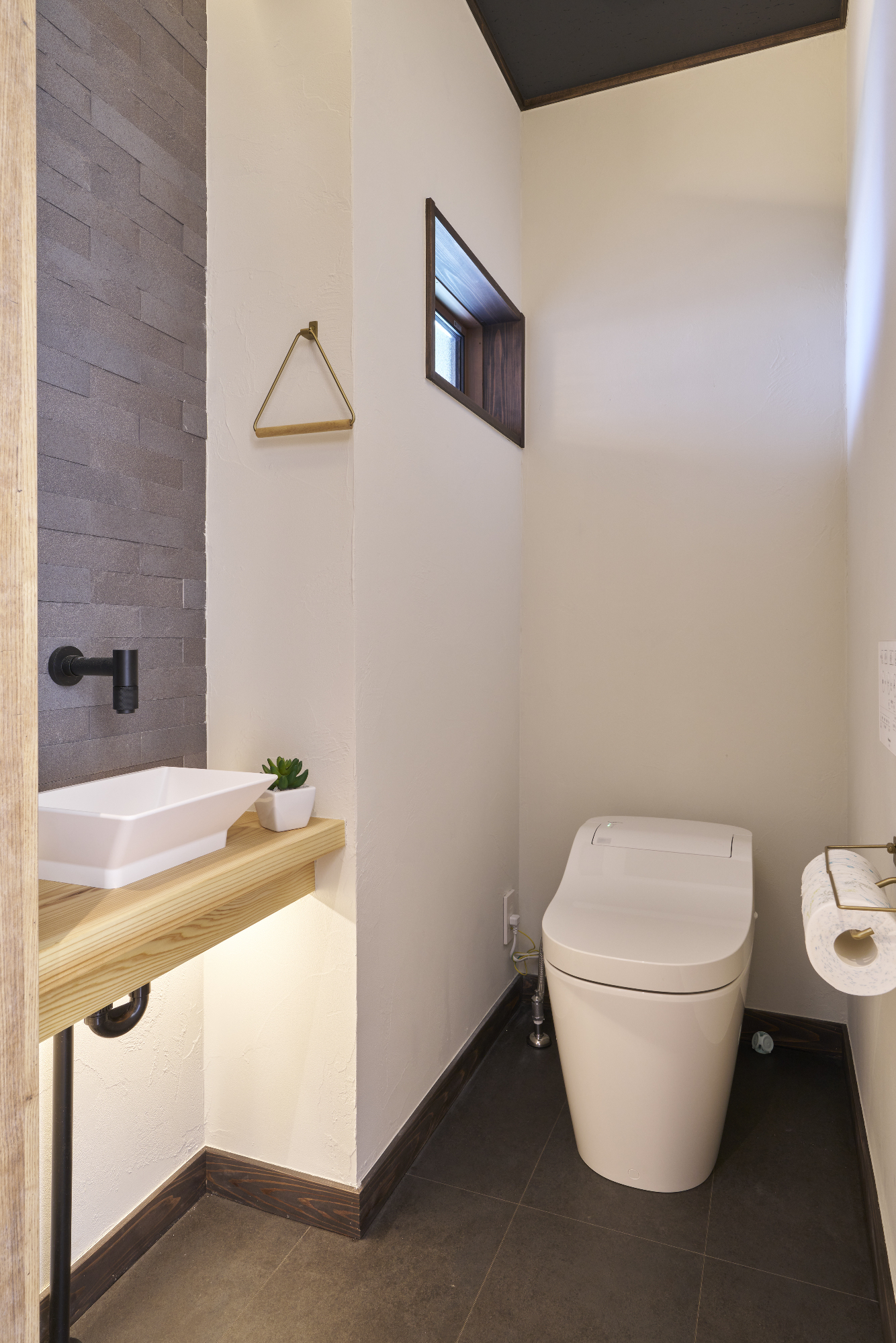 サニタリーだからこそ落ち着きのあるデザイン