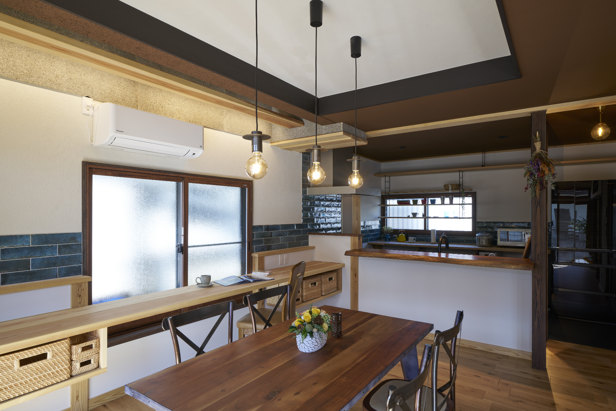 ワークスペースと一体的に使えるダイニング空間