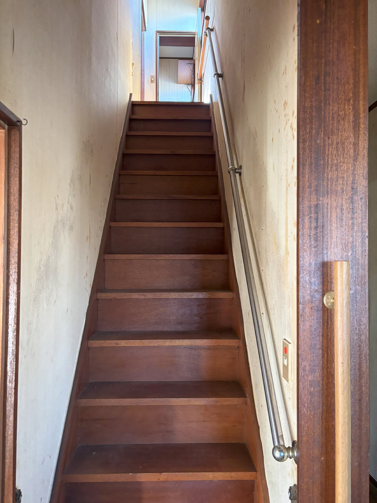 上り降りが大変な階段【Before】