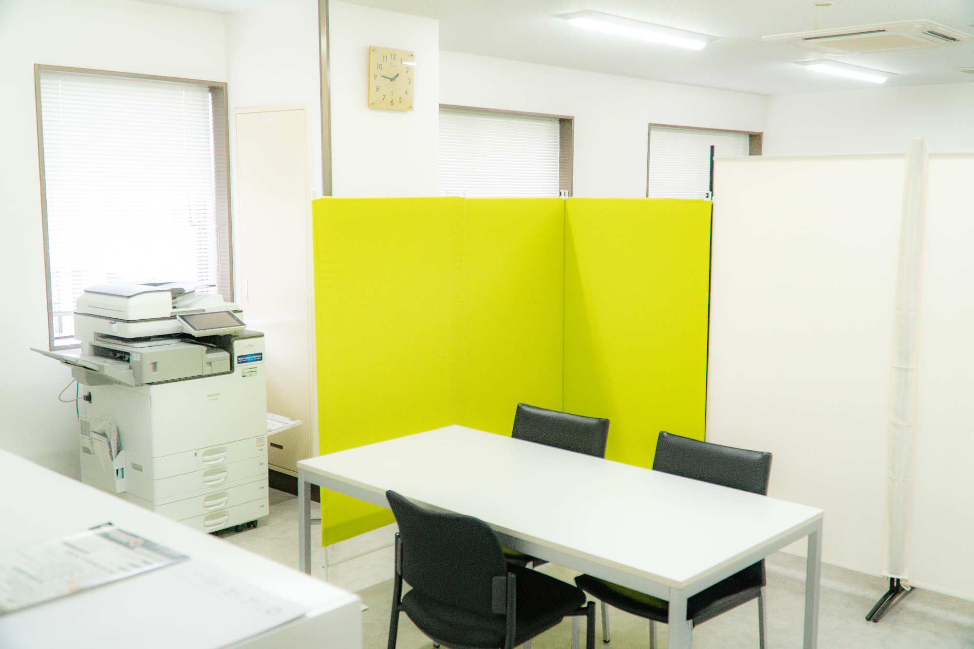 白を基調にした応接スペース