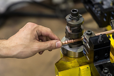 機械メーカーのDNAが実現する「曲げ加工」の最適解。精度とコストを両立させる技術屋の知恵とは。